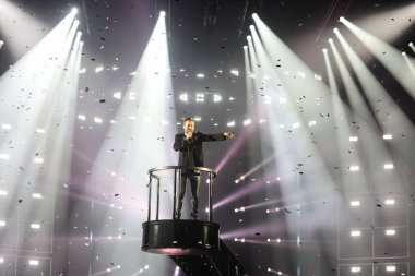 Cesare Cremonini, 14 Kasım 2022 tarihinde Assago, İtalya 'da düzenlenen Mediolanum Forum' da düzenlenen 2022 sayılı Salon Turu sırasında canlı performans sergilemektedir.