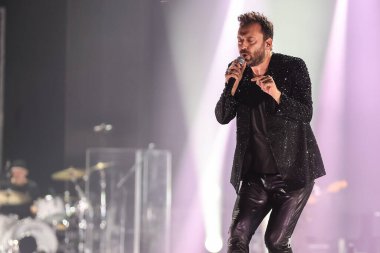 Cesare Cremonini, 14 Kasım 2022 tarihinde Assago, İtalya 'da düzenlenen Mediolanum Forum' da düzenlenen 2022 sayılı Salon Turu sırasında canlı performans sergilemektedir.