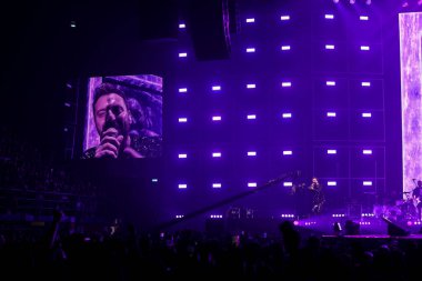 Cesare Cremonini, 14 Kasım 2022 tarihinde Assago, İtalya 'da düzenlenen Mediolanum Forum' da düzenlenen 2022 sayılı Salon Turu sırasında canlı performans sergilemektedir.