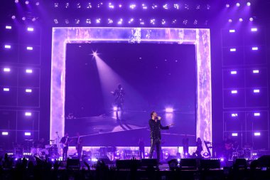 Cesare Cremonini, 14 Kasım 2022 tarihinde Assago, İtalya 'da düzenlenen Mediolanum Forum' da düzenlenen 2022 sayılı Salon Turu sırasında canlı performans sergilemektedir.