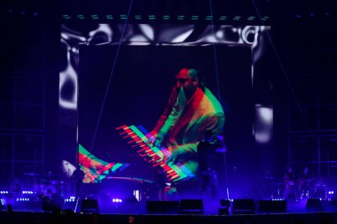 Cesare Cremonini, 14 Kasım 2022 tarihinde Assago, İtalya 'da düzenlenen Mediolanum Forum' da düzenlenen 2022 sayılı Salon Turu sırasında canlı performans sergilemektedir.