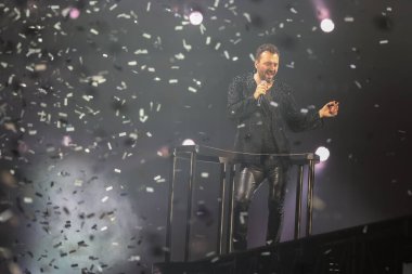 Cesare Cremonini, 14 Kasım 2022 tarihinde Assago, İtalya 'da düzenlenen Mediolanum Forum' da düzenlenen 2022 sayılı Salon Turu sırasında canlı performans sergilemektedir.