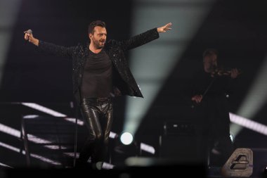 Cesare Cremonini, 14 Kasım 2022 tarihinde Assago, İtalya 'da düzenlenen Mediolanum Forum' da düzenlenen 2022 sayılı Salon Turu sırasında canlı performans sergilemektedir.