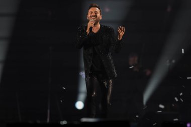 Cesare Cremonini, 14 Kasım 2022 tarihinde Assago, İtalya 'da düzenlenen Mediolanum Forum' da düzenlenen 2022 sayılı Salon Turu sırasında canlı performans sergilemektedir.