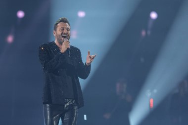 Cesare Cremonini, 14 Kasım 2022 tarihinde Assago, İtalya 'da düzenlenen Mediolanum Forum' da düzenlenen 2022 sayılı Salon Turu sırasında canlı performans sergilemektedir.