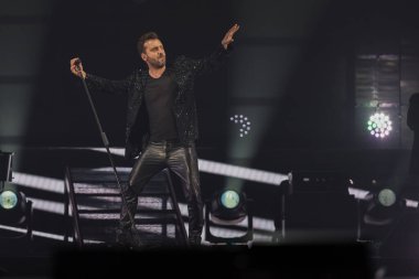 Cesare Cremonini, 14 Kasım 2022 tarihinde Assago, İtalya 'da düzenlenen Mediolanum Forum' da düzenlenen 2022 sayılı Salon Turu sırasında canlı performans sergilemektedir.