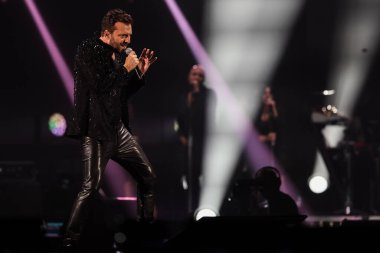 Cesare Cremonini, 14 Kasım 2022 tarihinde Assago, İtalya 'da düzenlenen Mediolanum Forum' da düzenlenen 2022 sayılı Salon Turu sırasında canlı performans sergilemektedir.