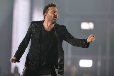 Cesare Cremonini, 14 Kasım 2022 tarihinde Assago, İtalya 'da düzenlenen Mediolanum Forum' da düzenlenen 2022 sayılı Salon Turu sırasında canlı performans sergilemektedir.