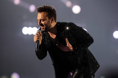 Cesare Cremonini, 14 Kasım 2022 tarihinde Assago, İtalya 'da düzenlenen Mediolanum Forum' da düzenlenen 2022 sayılı Salon Turu sırasında canlı performans sergilemektedir.