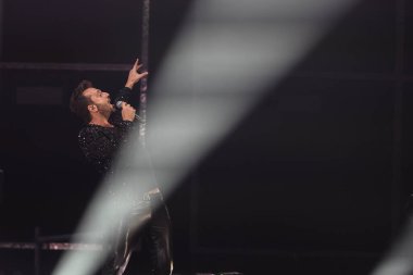 Cesare Cremonini, 14 Kasım 2022 tarihinde Assago, İtalya 'da düzenlenen Mediolanum Forum' da düzenlenen 2022 sayılı Salon Turu sırasında canlı performans sergilemektedir.