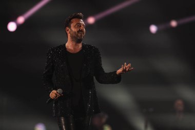 Cesare Cremonini, 14 Kasım 2022 tarihinde Assago, İtalya 'da düzenlenen Mediolanum Forum' da düzenlenen 2022 sayılı Salon Turu sırasında canlı performans sergilemektedir.