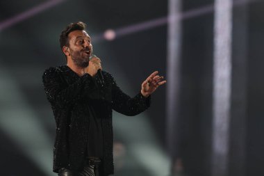 Cesare Cremonini, 14 Kasım 2022 tarihinde Assago, İtalya 'da düzenlenen Mediolanum Forum' da düzenlenen 2022 sayılı Salon Turu sırasında canlı performans sergilemektedir.