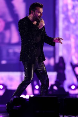 Cesare Cremonini, 14 Kasım 2022 tarihinde Assago, İtalya 'da düzenlenen Mediolanum Forum' da düzenlenen 2022 sayılı Salon Turu sırasında canlı performans sergilemektedir.