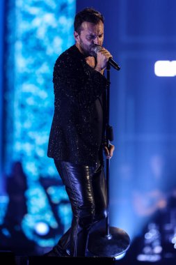 Cesare Cremonini, 14 Kasım 2022 tarihinde Assago, İtalya 'da düzenlenen Mediolanum Forum' da düzenlenen 2022 sayılı Salon Turu sırasında canlı performans sergilemektedir.