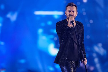Cesare Cremonini, 14 Kasım 2022 tarihinde Assago, İtalya 'da düzenlenen Mediolanum Forum' da düzenlenen 2022 sayılı Salon Turu sırasında canlı performans sergilemektedir.