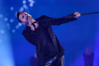 Cesare Cremonini, 14 Kasım 2022 tarihinde Assago, İtalya 'da düzenlenen Mediolanum Forum' da düzenlenen 2022 sayılı Salon Turu sırasında canlı performans sergilemektedir.