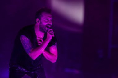 Cesare Cremonini, 14 Kasım 2022 tarihinde Assago, İtalya 'da düzenlenen Mediolanum Forum' da düzenlenen 2022 sayılı Salon Turu sırasında canlı performans sergilemektedir.