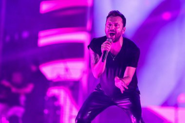 Cesare Cremonini, 14 Kasım 2022 tarihinde Assago, İtalya 'da düzenlenen Mediolanum Forum' da düzenlenen 2022 sayılı Salon Turu sırasında canlı performans sergilemektedir.