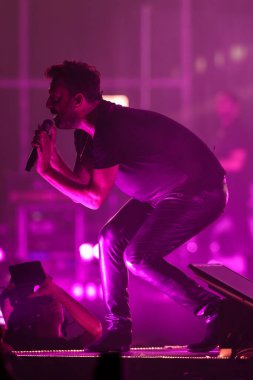 Cesare Cremonini, 14 Kasım 2022 tarihinde Assago, İtalya 'da düzenlenen Mediolanum Forum' da düzenlenen 2022 sayılı Salon Turu sırasında canlı performans sergilemektedir.