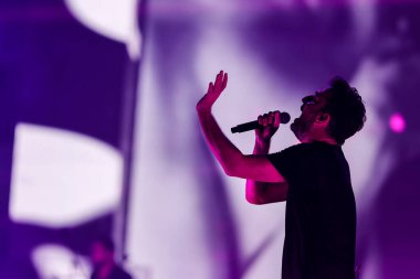 Cesare Cremonini, 14 Kasım 2022 tarihinde Assago, İtalya 'da düzenlenen Mediolanum Forum' da düzenlenen 2022 sayılı Salon Turu sırasında canlı performans sergilemektedir.