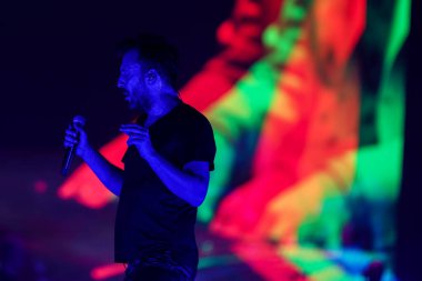 Cesare Cremonini, 14 Kasım 2022 tarihinde Assago, İtalya 'da düzenlenen Mediolanum Forum' da düzenlenen 2022 sayılı Salon Turu sırasında canlı performans sergilemektedir.