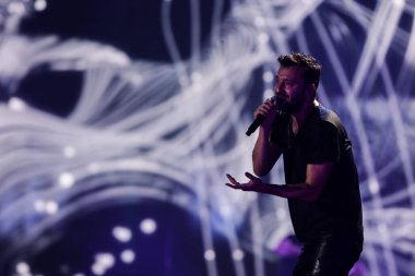 Cesare Cremonini, 14 Kasım 2022 tarihinde Assago, İtalya 'da düzenlenen Mediolanum Forum' da düzenlenen 2022 sayılı Salon Turu sırasında canlı performans sergilemektedir.