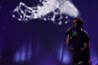 Cesare Cremonini, 14 Kasım 2022 tarihinde Assago, İtalya 'da düzenlenen Mediolanum Forum' da düzenlenen 2022 sayılı Salon Turu sırasında canlı performans sergilemektedir.