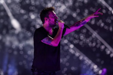 Cesare Cremonini, 14 Kasım 2022 tarihinde Assago, İtalya 'da düzenlenen Mediolanum Forum' da düzenlenen 2022 sayılı Salon Turu sırasında canlı performans sergilemektedir.