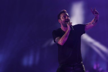 Cesare Cremonini, 14 Kasım 2022 tarihinde Assago, İtalya 'da düzenlenen Mediolanum Forum' da düzenlenen 2022 sayılı Salon Turu sırasında canlı performans sergilemektedir.