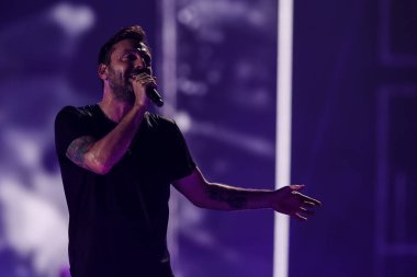 Cesare Cremonini, 14 Kasım 2022 tarihinde Assago, İtalya 'da düzenlenen Mediolanum Forum' da düzenlenen 2022 sayılı Salon Turu sırasında canlı performans sergilemektedir.