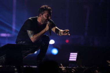 Cesare Cremonini, 14 Kasım 2022 tarihinde Assago, İtalya 'da düzenlenen Mediolanum Forum' da düzenlenen 2022 sayılı Salon Turu sırasında canlı performans sergilemektedir.