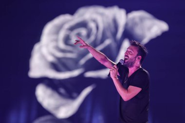 Cesare Cremonini, 14 Kasım 2022 tarihinde Assago, İtalya 'da düzenlenen Mediolanum Forum' da düzenlenen 2022 sayılı Salon Turu sırasında canlı performans sergilemektedir.