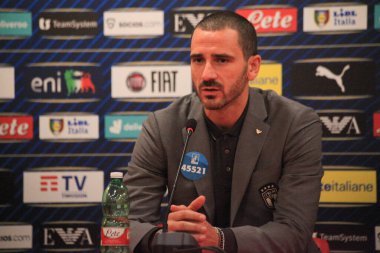 Arnavutluk ve İtalya milli takımları arasındaki dostça futbol maçından bir gün önce 15 Kasım 2022 'de Arnavutluk' un başkenti Tiran 'daki Air Albania Stadyumu' nda düzenlenen basın toplantısında İtalyan Leonardo Bonucci görülüyor. Fotoğraf: Nderim Kaceli - Fotoğraf: Nderim Kaceli