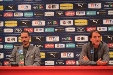 İtalyan Leonardo Bonucci ve İtalyan Roberto Mancini, Arnavutluk ve İtalya milli takımları arasında 15 Kasım 2022 'de Arnavutluk' un başkenti Tiran 'daki Air Albania Stadyumu' nda oynanan dostça futbol maçından bir gün önce düzenledikleri basın toplantısında baş antrenörlük yaptılar. Pho.