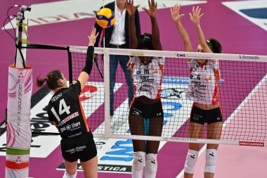 Alessia Fiesoli (Cbf Balducci Hr Macerata) - Bintu Diop (Bosca Cuneo) & # xA; - Agnese Cecconello (Bosca Cuneo) - İtalyan Serie A1 Women vs Cuneo Granda Volley vs CBF Balducci H.R. Cuneo, İtalya 'daki Pala Ubi Banca' da Macerata, Nov