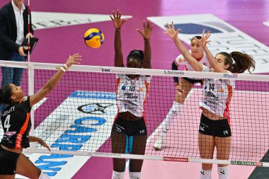 Symone & # xA; Abbott (Cbf Balducci Hr Macerata) - Bintu Diop (Bosca Cuneo) & # xA; - Anna Hall (Bosca Cuneo) İtalyan Serie A1 Women vs CBF Balducci H.R. İtalya 'nın Cuneo kentindeki Pala Ubi Banca' da Macerata, Kasım 