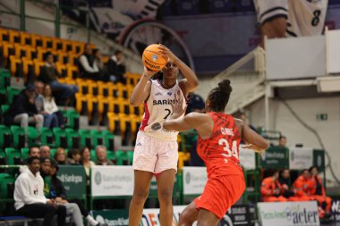 Joyner Michelle Holmes (Banco di Sardegna Sassari) basketbol Eurocup Kadınlar Şampiyonası 'nda Dinamo Sassari W, Sassari, İtalya' da Sassari 'de Roche Vendee Basket Kulübü' ne karşı.