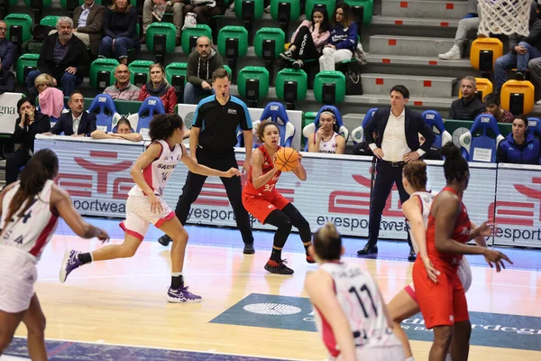 Basketbol Eurocup Kadınlar Şampiyonası sırasında Oceane Monpierre (Roche Vendee) Dinamo Sassari 'ye karşı Sassari, İtalya' da Sassari 'de Roche Vendee Basket Kulübü, 16 Kasım 2022