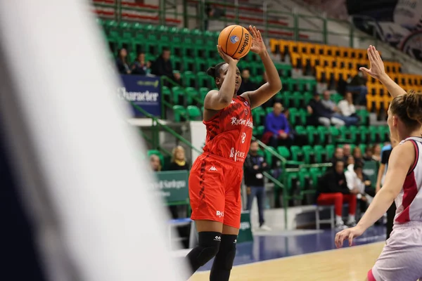 Assitan Kone (Roche Vendee) basketbol Eurocup Kadınlar Şampiyonası 'nda Dinamo Sassari, Sassari' de Roche Vendee Basket Kulübü 'ne karşı, 16 Kasım 2022 - Fotoğraf: Simone Bo