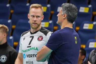 Mikko Esko (Ford Levoranta Sastamala) ve Andrea Giani (Valsa Group Modena) Voleybol CEV Cup Men Modena Volley 'e karşı Ford Levoranta Sastamala' da 16 Kasım 2022 'de Modena, İtalya' daki Pala Panini 'de