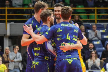 İtalya 'nın Modena kentindeki Pala Panini' de Voleybol CEV Cup Erkekler Modena Volley 'e karşı Ford Levoranta Sastamala maçında kazandığı puan (Valsa Group Modena) - 16 Kasım 2022