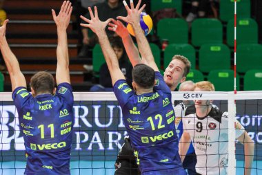 Tobias Krick, Adis Lagumdzija (Valsa Group Modena) voleybol CEV Kupası Erkekler Modena Volley 'e karşı Ford Levoranta Sastamala' da Modena, İtalya 'daki Pala Panini' de, 16 Kasım 2022 - Fotoğraf: Fabio Patami