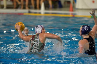 Isabella Riccioli (Pallanuoto Trieste), Alice Emily Williams 'a karşı (Orizzonte Catania) Waterpolo İtalyan Serisi A1 Women maçında Pallanuoto Trieste-Ekipe Orizzonte' ye karşı Trieste 'de, 16 Kasım 2022 - Fotoğraf: Marco Todar
