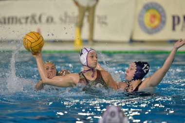 Roberta Santapaola (Pallanuoto Trieste) vs Morena Leone (Orizzonte Catania) Waterpolo İtalyan Serisi A1 Women maçında Pallanuoto Trieste vs Ekipe Orizzonte 'ye karşı Trieste, İtalya, 16 Kasım 2022 - Fotoğraf: Marco Todar