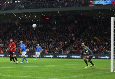 Arnavutluk ve İtalya milli takımları arasında 15 Kasım 2022 'de Arnavutluk' un başkenti Tiran 'daki Air Albania Stadyumu' nda oynanan futbol maçında Arnavut Etrit Berişa 'yı izledik. Fotoğraf: Nderim Kaceli - Fotoğraf: Nderim Kaceli / LiveMedi