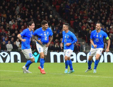 İtalyan Giovanni Di Lorenzo, Arnavutluk ve İtalya milli takımları arasında oynanan futbol maçında 16 Kasım 2022 'de Arnavutluk' un başkenti Air Albania Stadyumu 'nda oynanan gol sonrasında takım arkadaşlarıyla kutlama yapıyor. Fotoğraf: Nderim Kaceli - Credi