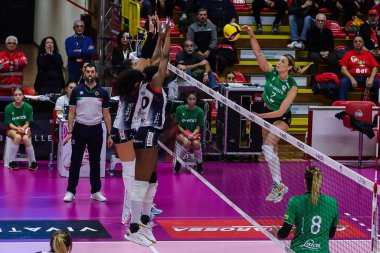 Rosamaria Montibeller # 7 of UYBA Unet E-Work Busto Arsizio Volley Serie A bayanlar 2022 / 23 voleybol karşılaşmasında UYBA Unet E-Work Busto Arsizio ve Reale Mutua Fenera Chieri E-Work Arena, Busto Arsizio, İtalya 16 Kasım 2022 