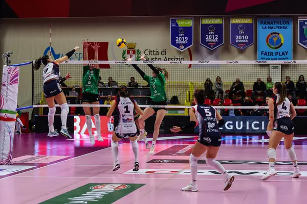 Reale Mutua Fenera Chieri 'den Francesca Villani # 9 numara Volley Serie A bayanlar 2022 / 23 voleybol karşılaşmasında UYBA Unet E-Work Busto Arsizio ve Reale Mutua Fenera Chieri arasında E-Work Arena, Busto Arsizio, İtalya - 16 Kasım 2022: