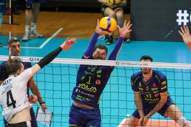 Karli Allik Saldırısı (Ford Levoranta Sastamala), Mossa De Rezende Bruno blok (Valsa Group Modena), 16 Kasım 2022 'de Modena, İtalya' daki Pala Panini 'de Voleybol CEV Kupası' nda Modena Volley ve Ford Levoranta Sastamala 'ya karşı oynadılar.