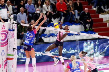 Adhu Malual (Casalmaggiore Voleybolu) İtalyan Serie A1 Kadınlar TrasportiPesanti Casalmaggiore ile Casalmaggiore Novara maçında (CR), İtalya, Casalmaggiore 'da Pala Radi maçında, 16 Kasım 2022 - Fotoğraf: Nicholas Russ